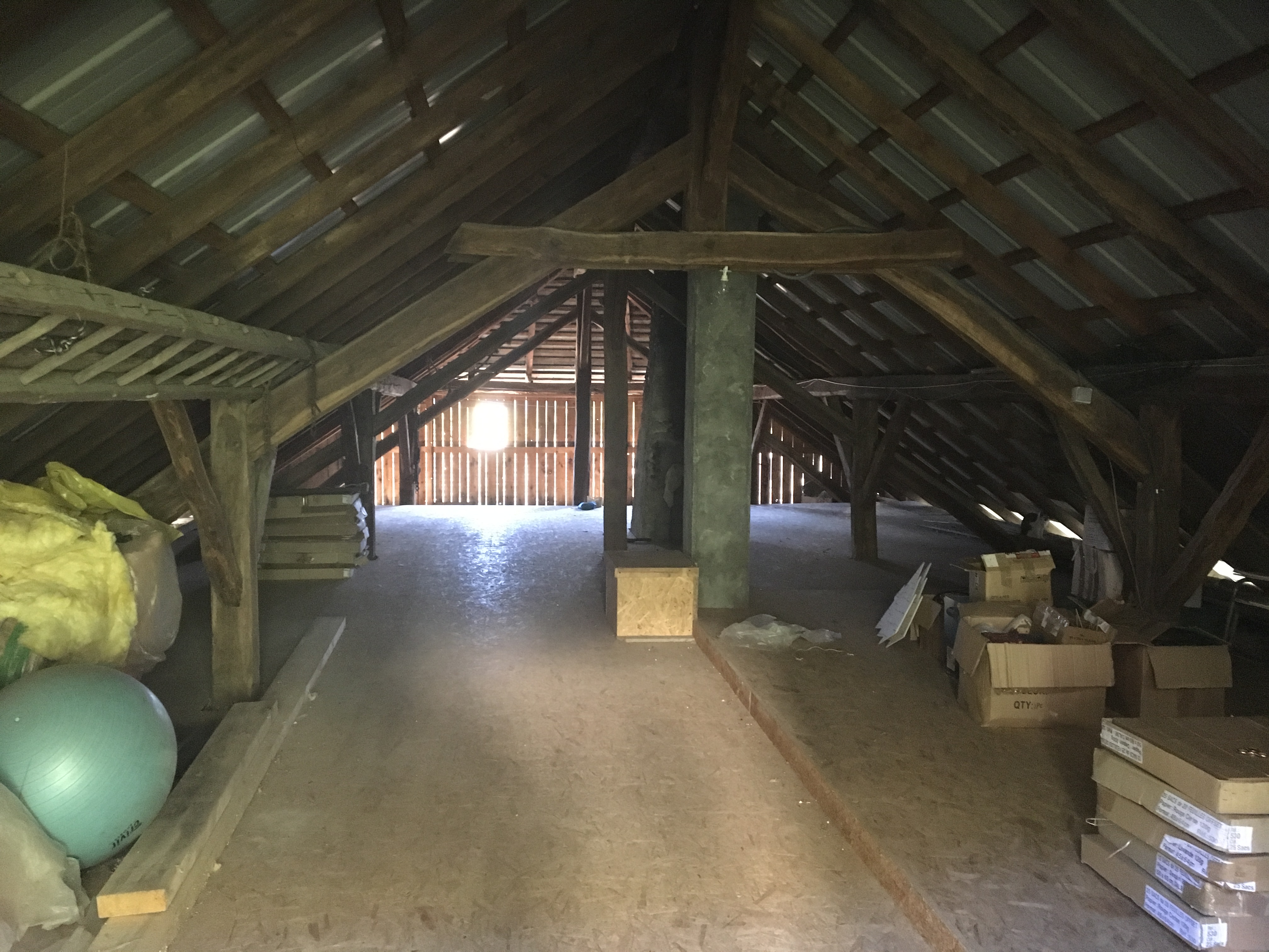 Un grenier à aménager avant #AvantApres #aménagements #grenier